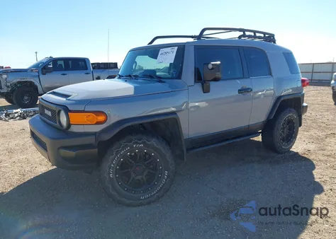 2013 Toyota Fj Cruiser z USA, uszkodzony, nr VIN JTEBU4BF2DK161400